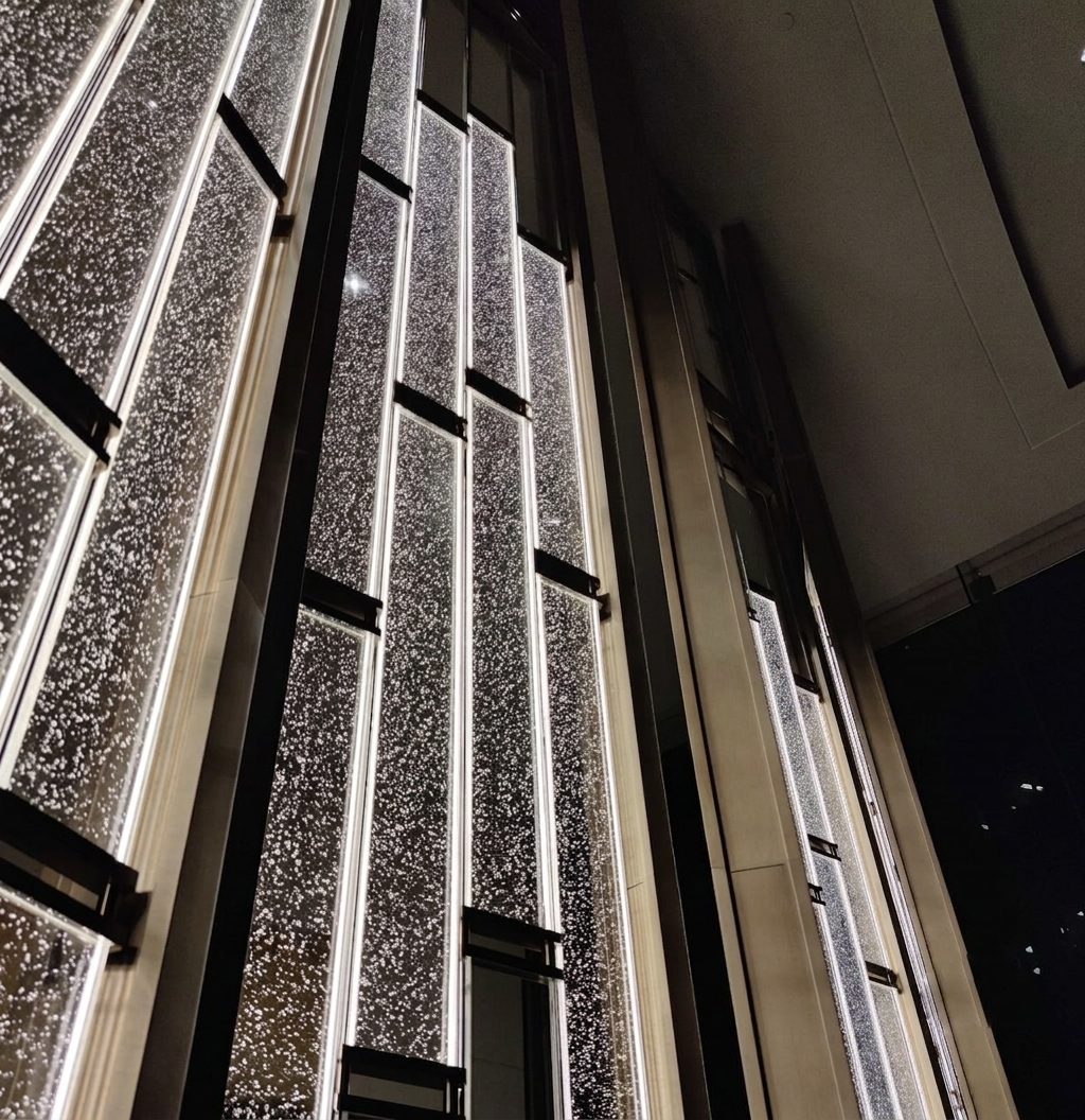Vertical illuminated bubble-glass facade light columns